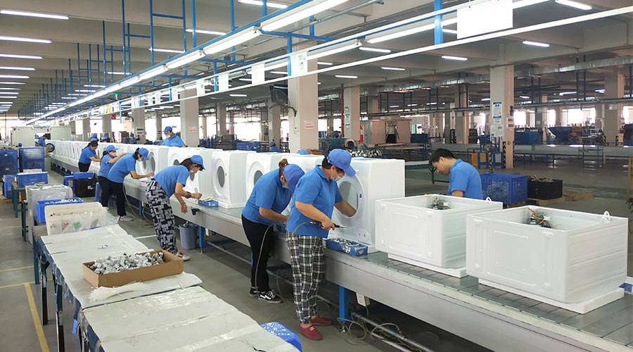 高效率！員工們忙碌地開展巴西客戶的衣物烘干機生產(chǎn)工作