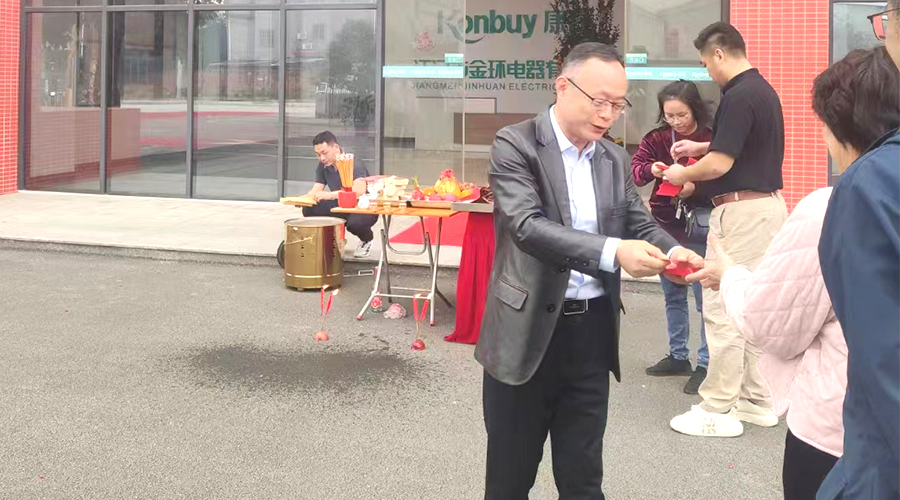 開工好兆頭！金環(huán)電器為全體員工發(fā)放紅包福利！
