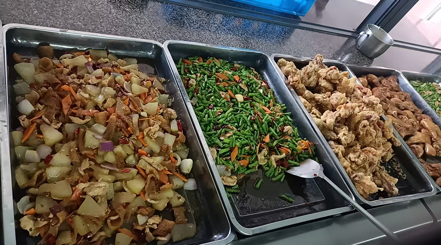 盛夏的來(lái)臨，金環(huán)電器關(guān)懷工人飲食