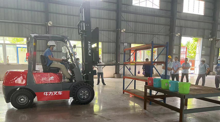 比技能 展風(fēng)采！金環(huán)電器參與鶴城鎮(zhèn)第二屆企業(yè)職工叉車技能競(jìng)賽
